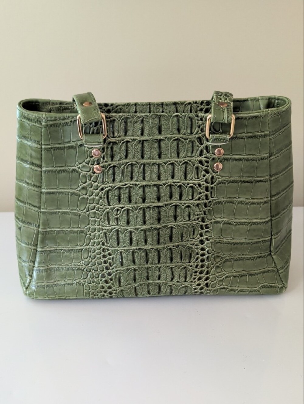 Tessaroo Vintage Green Croc Embossed Shoulder Bag with Tassel | Faux Leather - Picture 6 of 14